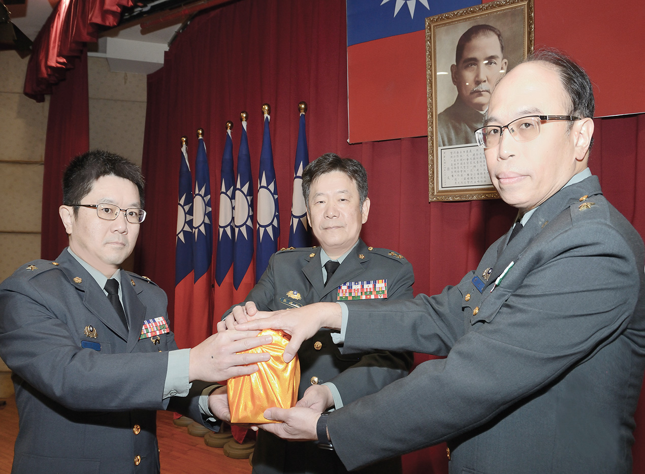 軍醫局局長蔡建松中將中主持三軍總醫院院長任職布達交接典禮新任院長陳元皓少將右從原任院長洪乙仁少將手中接下印信